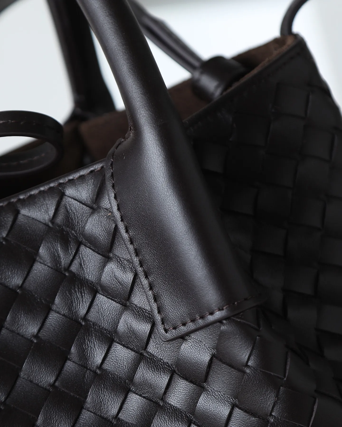 1000. BOTTEGA VENETA's 2025 new product pinacoteca has super soft leather, and the weaving function, practicality and relaxed fashion sense have not been lost ❤️‍🔥Amway is a must-have bag for sisters when going out. The size also accurately meets the commuting needs of urban beauties, and it can fit everything! ! ! 🔥The capacity should not be underestimated~ It doesn’t pick the person, the occasion, or the occasion. With its majestic curved outline, exquisite woven texture, delicate edges and rounded handles, this woven vegetable basket bag truly achieves the goal of “dressing up and being fashionable without getting in the way”~ Are you interested in Jimei? Style number: 819004 Size: 24*15*12cm